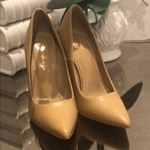 Nude leather pointed toe heel shoe republic size 6